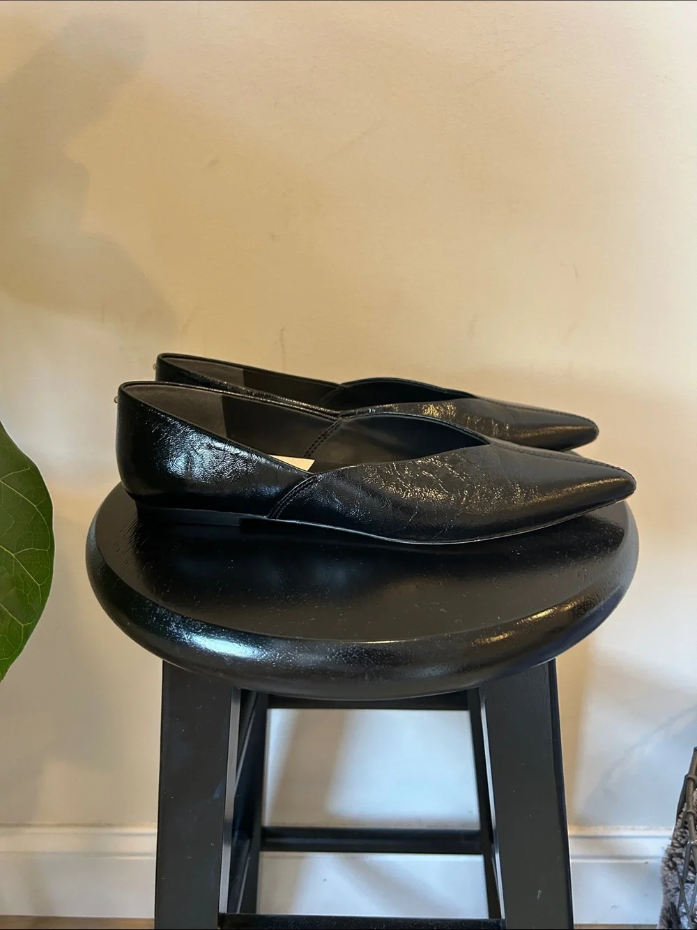 Dolce Vita Gema Black Pointed-Toe Leather Flats